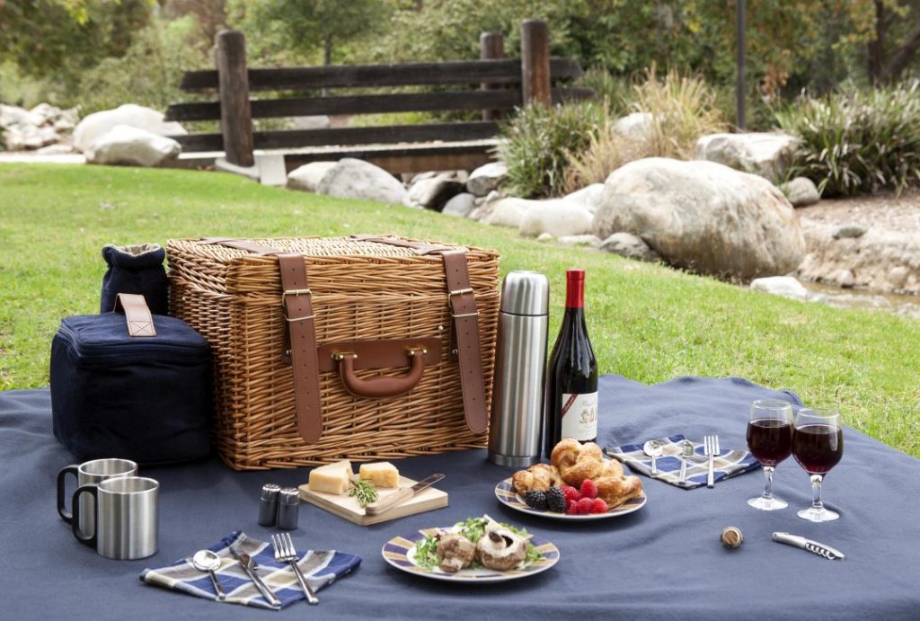 9 Best Picnic Baskets For Two In 2023 Perfect For Couples