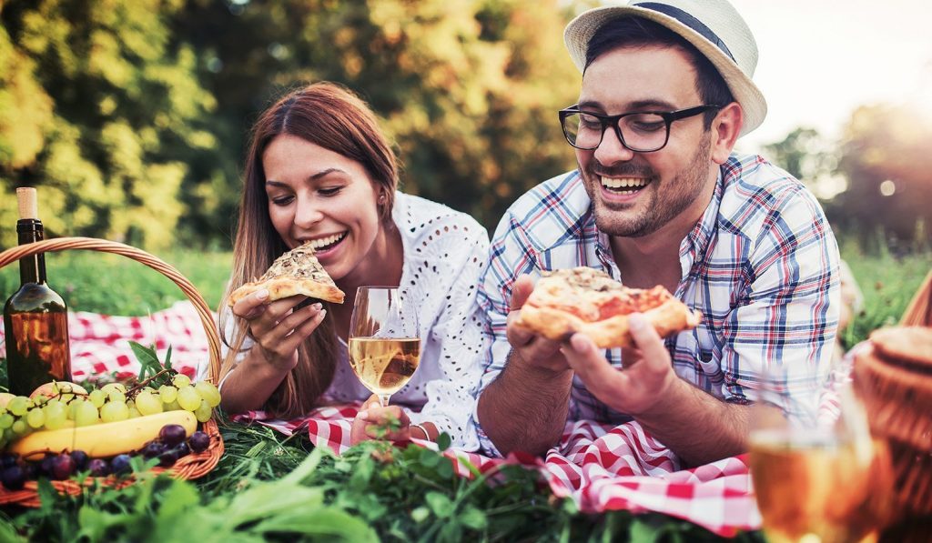 33 Essential Items What To Bring On A Picnic Date In 2021 Checklist