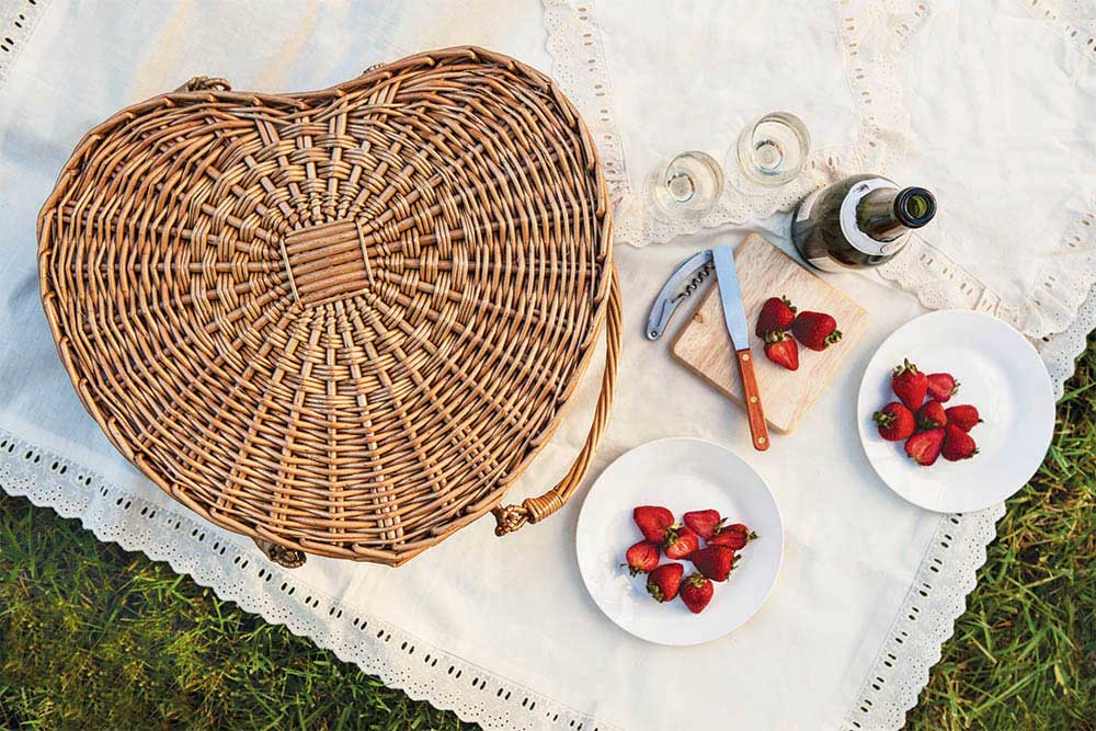 heart basket with wine and strawberries