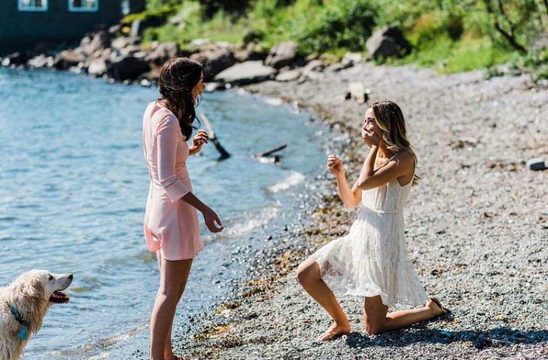 woman proposing at the beach