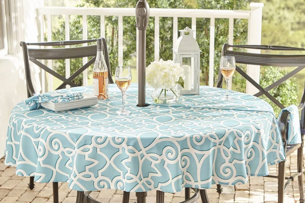 4 Best Outdoor Tablecloths With, Fitted Outdoor Round Tablecloth With Umbrella Hole
