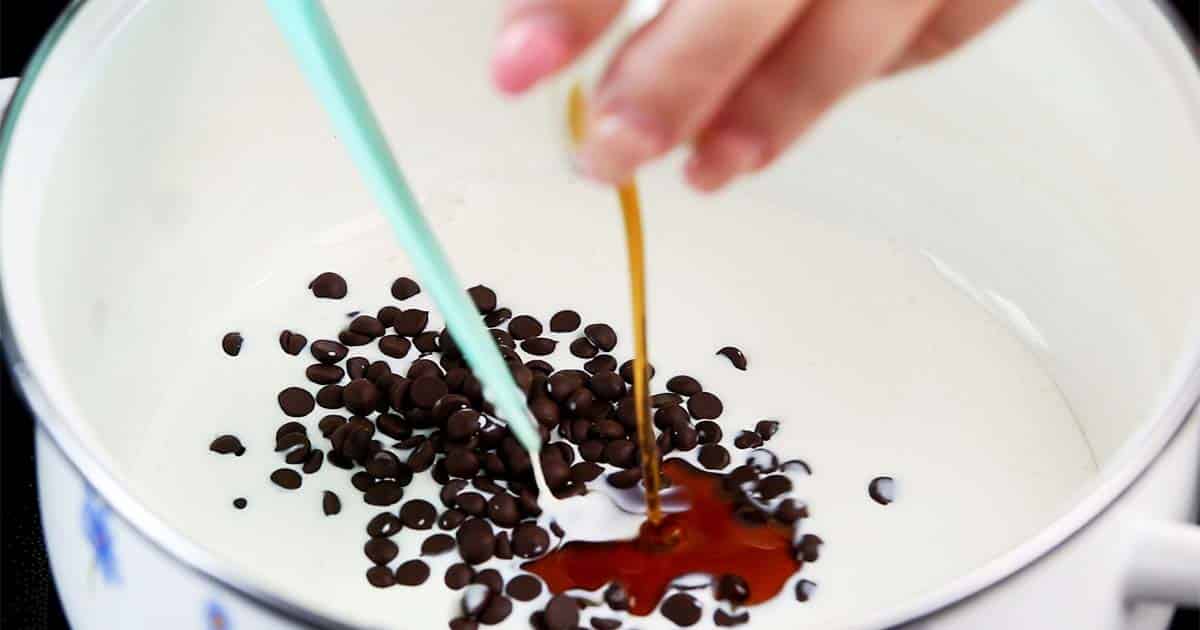 how to make chocolate glaze for chocolate mini donuts