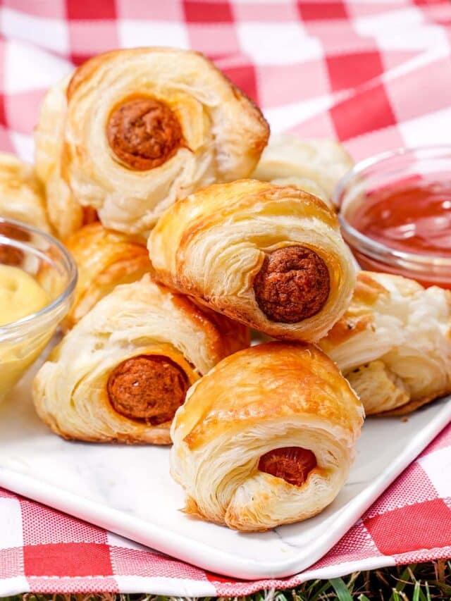 Cabanossi Rolls laid out for a picnic